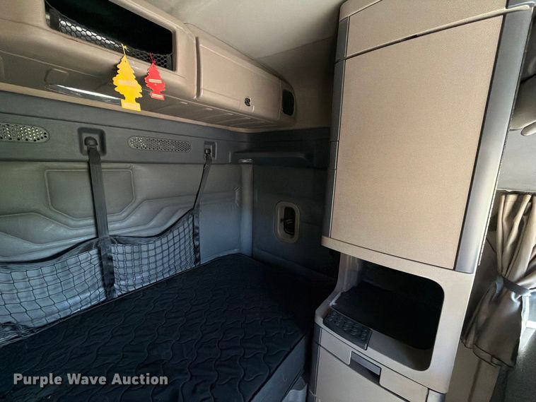 image for item EX1040 2016 Freightliner Cascadia 125 semi truck