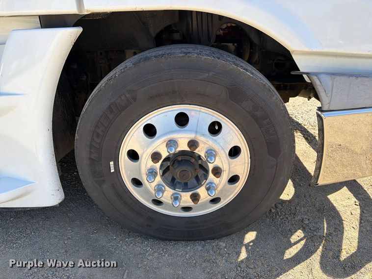 image for item EX1040 2016 Freightliner Cascadia 125 semi truck