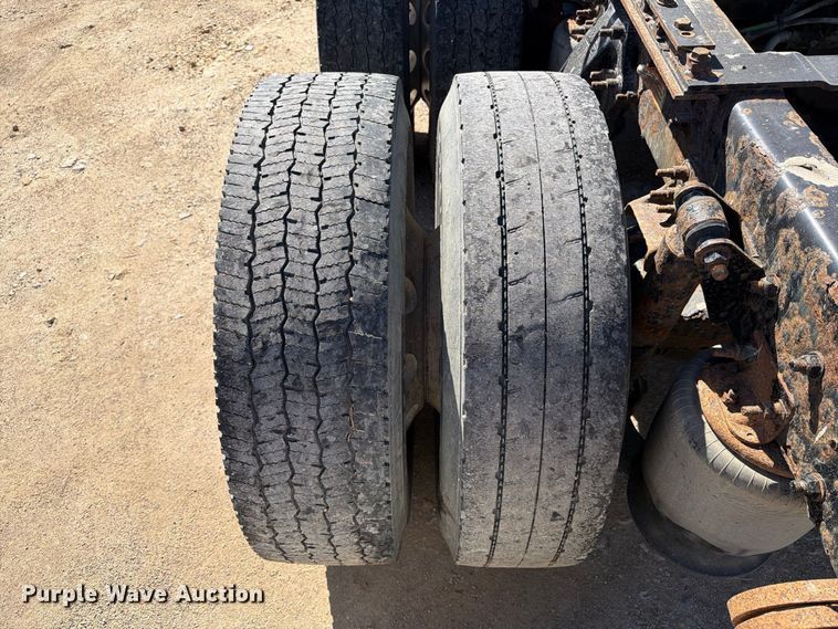 image for item EX1040 2016 Freightliner Cascadia 125 semi truck