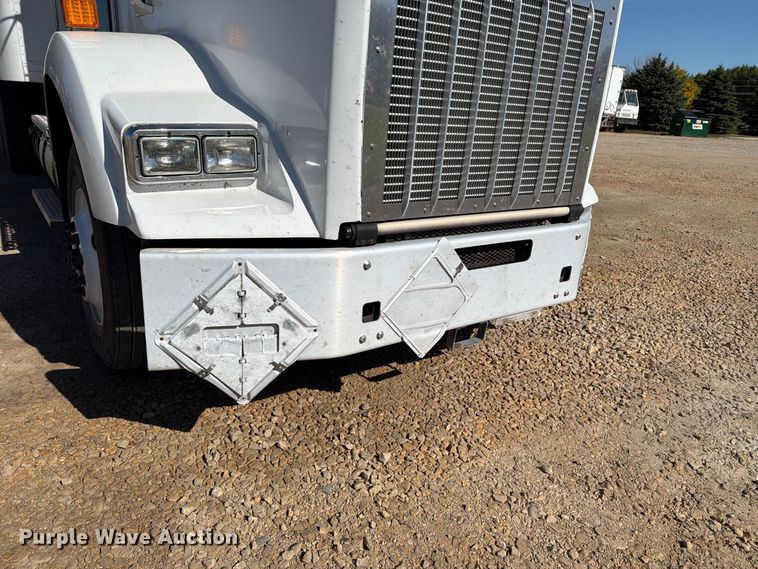 image for item EX1042 2012 Kenworth T8 Series box truck