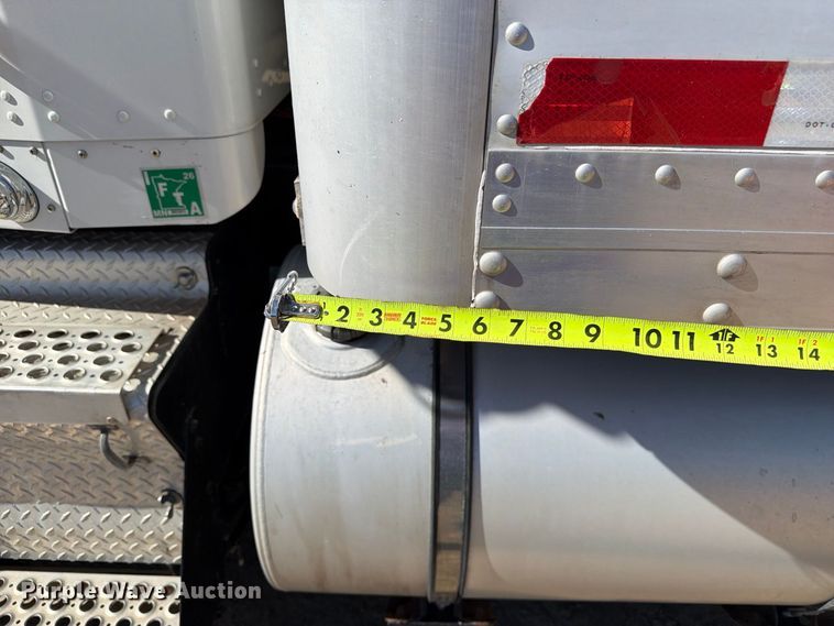 image for item EX1042 2012 Kenworth T8 Series box truck