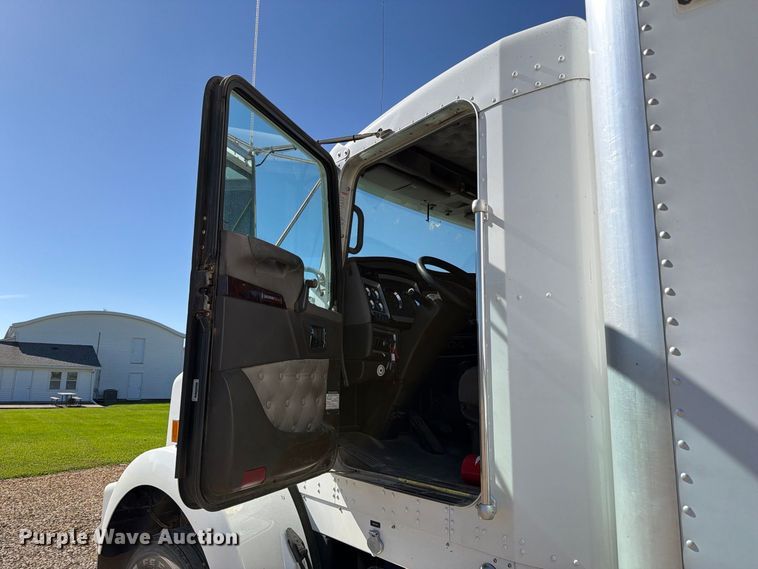 image for item EX1042 2012 Kenworth T8 Series box truck