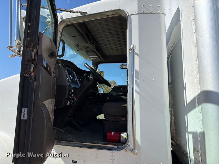 image for item EX1042 2012 Kenworth T8 Series box truck