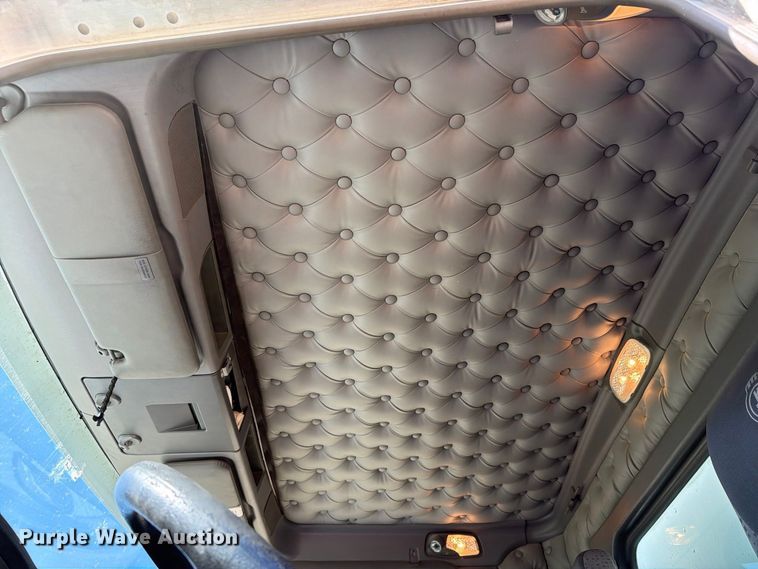 image for item EX1042 2012 Kenworth T8 Series box truck
