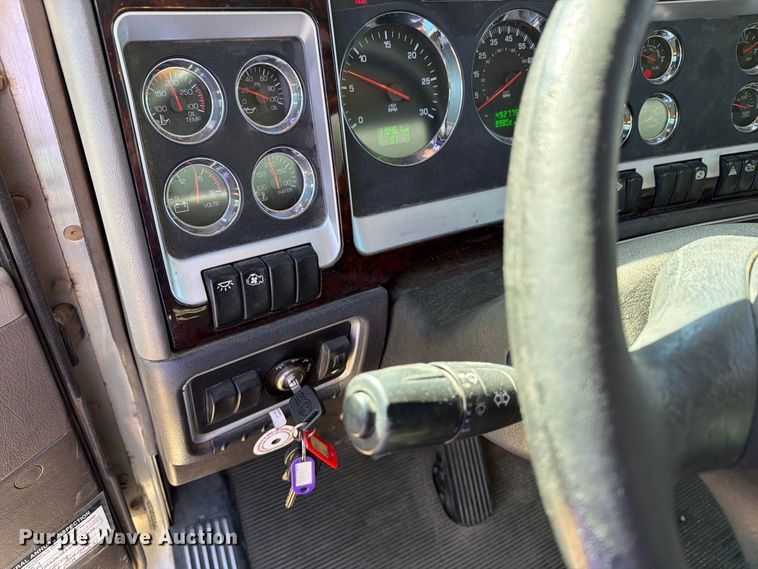 image for item EX1042 2012 Kenworth T8 Series box truck
