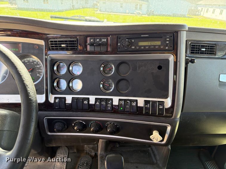 image for item EX1042 2012 Kenworth T8 Series box truck