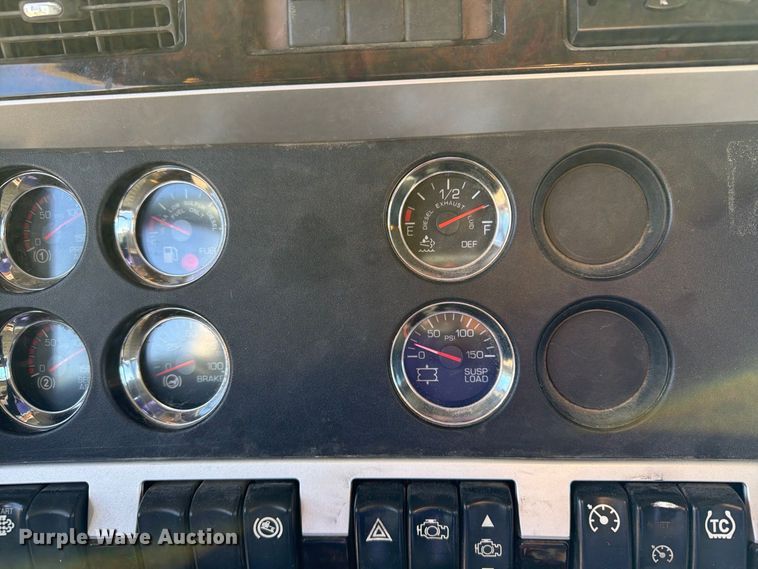 image for item EX1042 2012 Kenworth T8 Series box truck