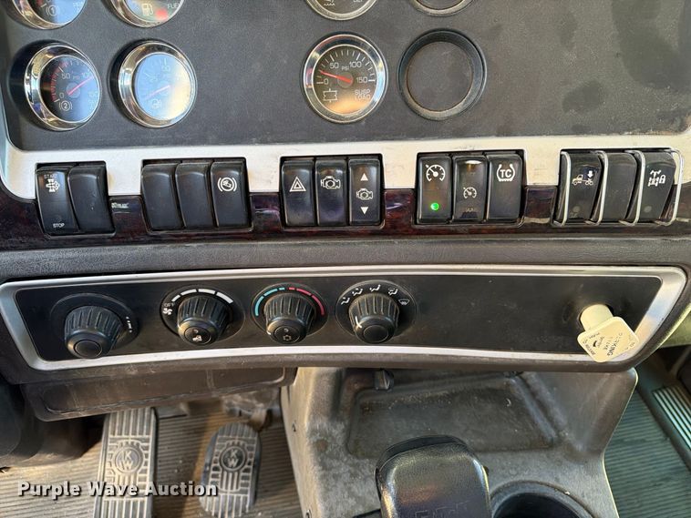 image for item EX1042 2012 Kenworth T8 Series box truck