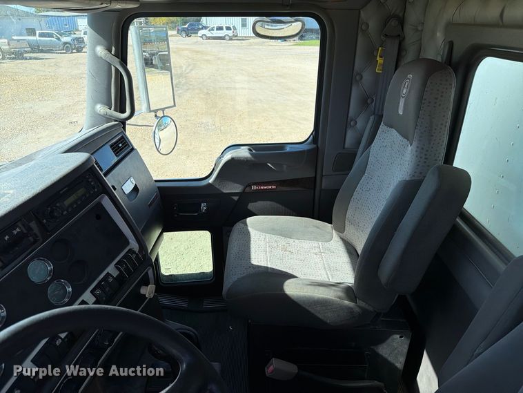 image for item EX1042 2012 Kenworth T8 Series box truck