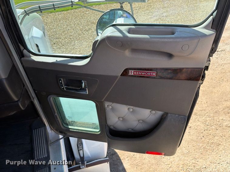 image for item EX1042 2012 Kenworth T8 Series box truck