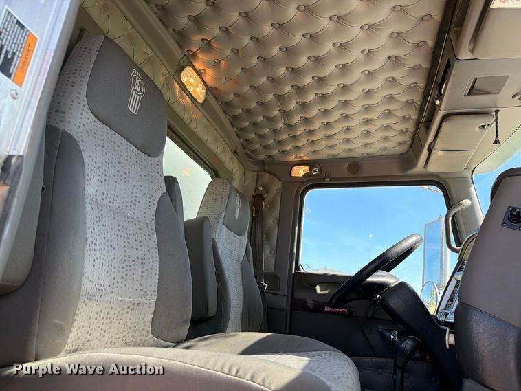 image for item EX1042 2012 Kenworth T8 Series box truck