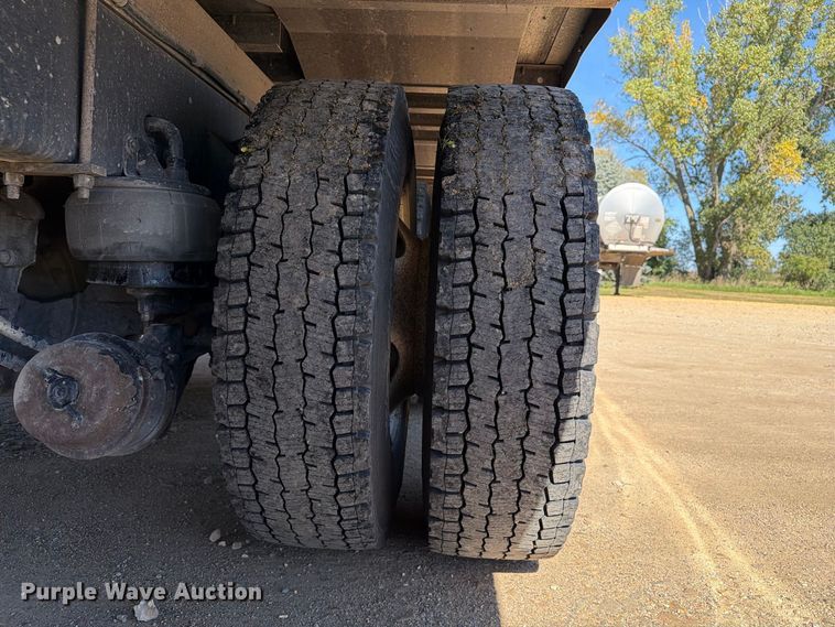 image for item EX1042 2012 Kenworth T8 Series box truck