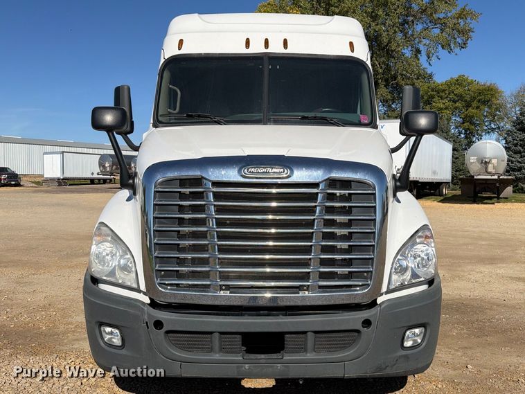 image for item EX1043 2016 Freightliner Cascadia 125 semi truck