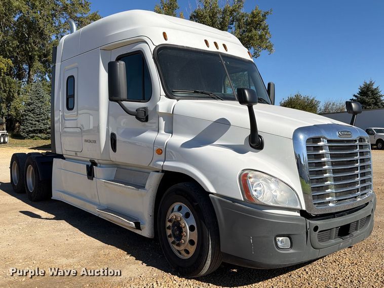 image for item EX1043 2016 Freightliner Cascadia 125 semi truck