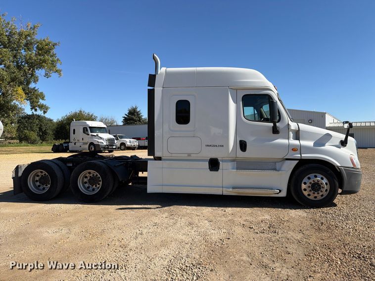 image for item EX1043 2016 Freightliner Cascadia 125 semi truck