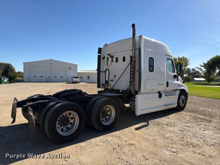 image for item EX1043 2016 Freightliner Cascadia 125 semi truck