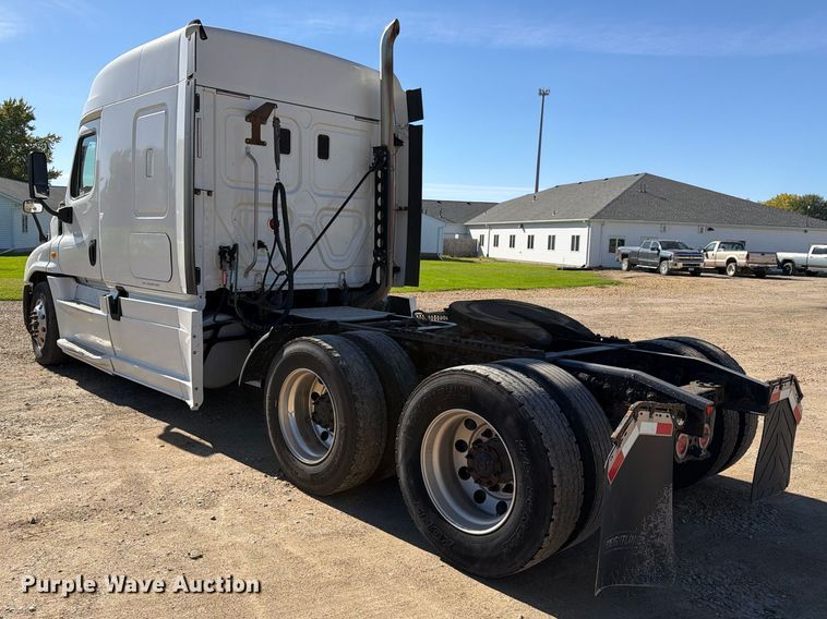 image for item EX1043 2016 Freightliner Cascadia 125 semi truck