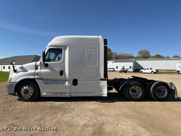 image for item EX1043 2016 Freightliner Cascadia 125 semi truck