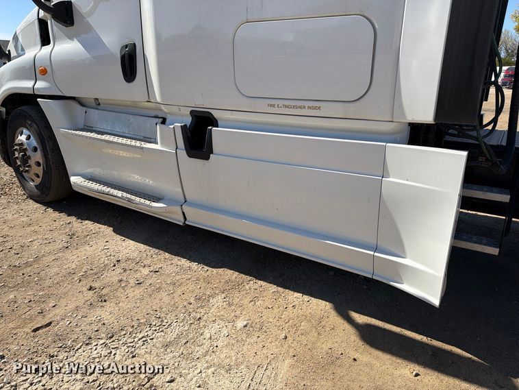 image for item EX1043 2016 Freightliner Cascadia 125 semi truck