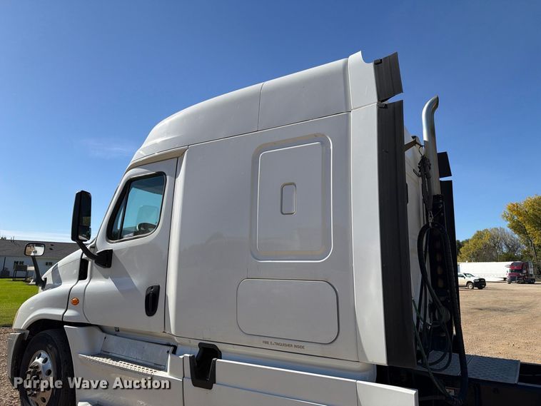 image for item EX1043 2016 Freightliner Cascadia 125 semi truck