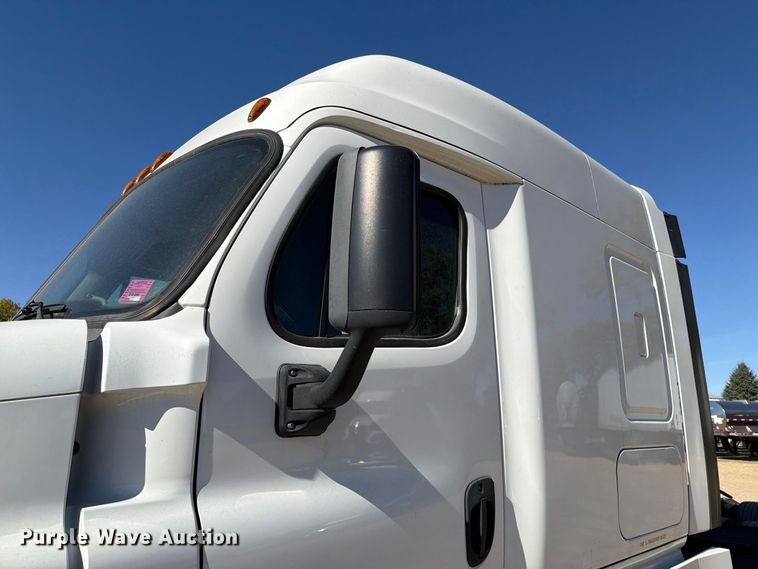 image for item EX1043 2016 Freightliner Cascadia 125 semi truck