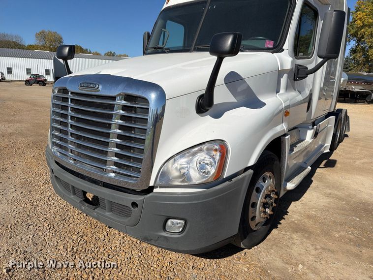 image for item EX1043 2016 Freightliner Cascadia 125 semi truck