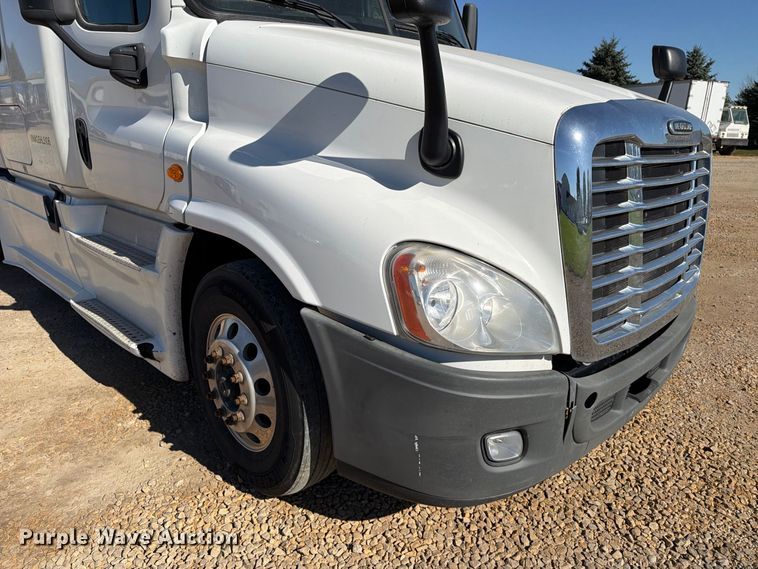 image for item EX1043 2016 Freightliner Cascadia 125 semi truck