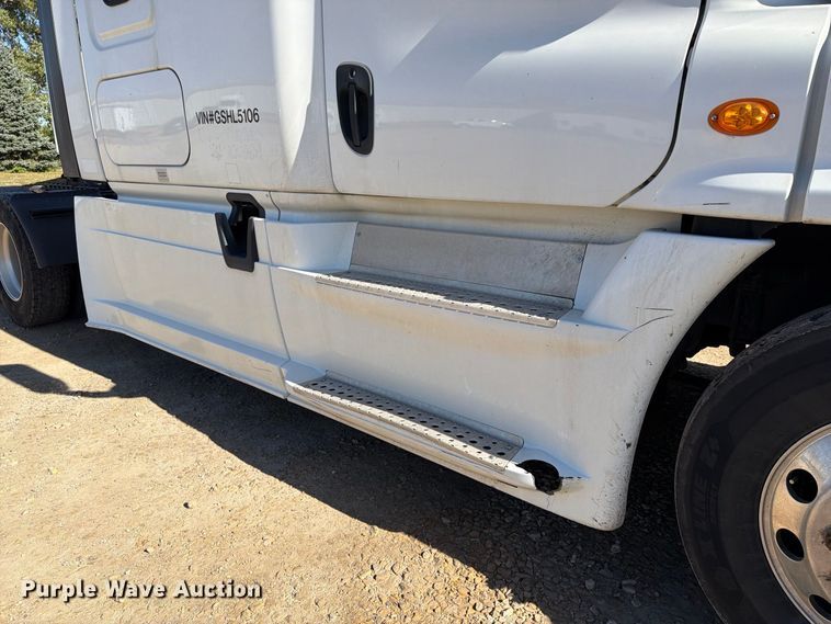 image for item EX1043 2016 Freightliner Cascadia 125 semi truck