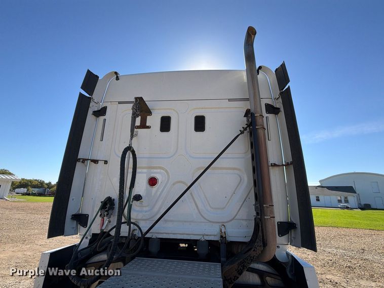 image for item EX1043 2016 Freightliner Cascadia 125 semi truck