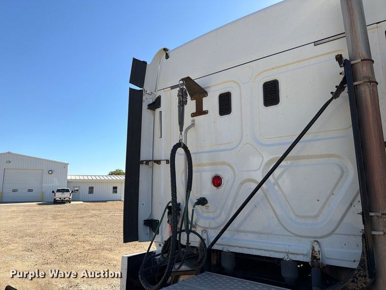 image for item EX1043 2016 Freightliner Cascadia 125 semi truck