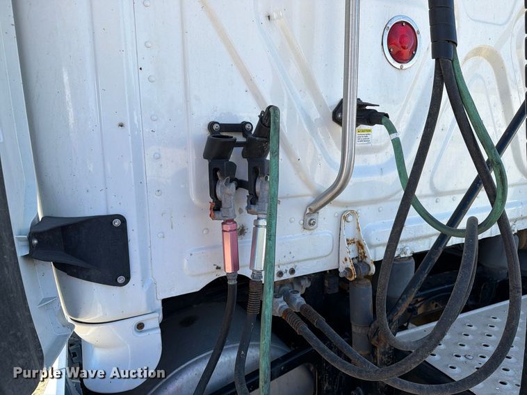 image for item EX1043 2016 Freightliner Cascadia 125 semi truck