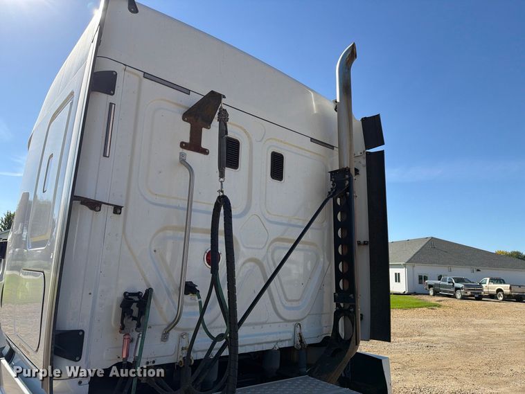 image for item EX1043 2016 Freightliner Cascadia 125 semi truck