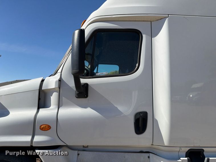 image for item EX1043 2016 Freightliner Cascadia 125 semi truck