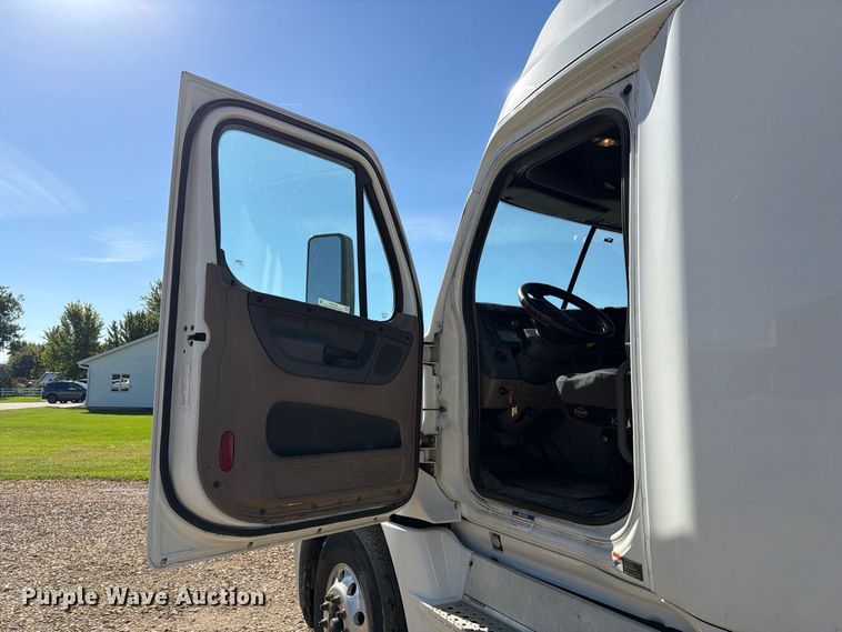 image for item EX1043 2016 Freightliner Cascadia 125 semi truck