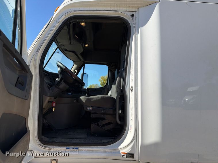 image for item EX1043 2016 Freightliner Cascadia 125 semi truck