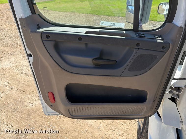 image for item EX1043 2016 Freightliner Cascadia 125 semi truck