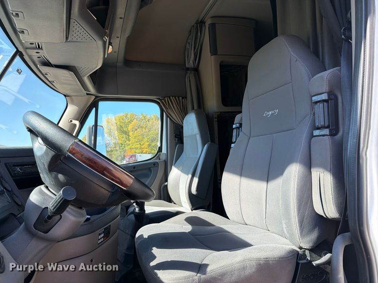 image for item EX1043 2016 Freightliner Cascadia 125 semi truck