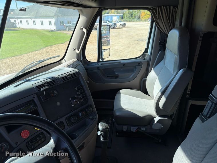 image for item EX1043 2016 Freightliner Cascadia 125 semi truck