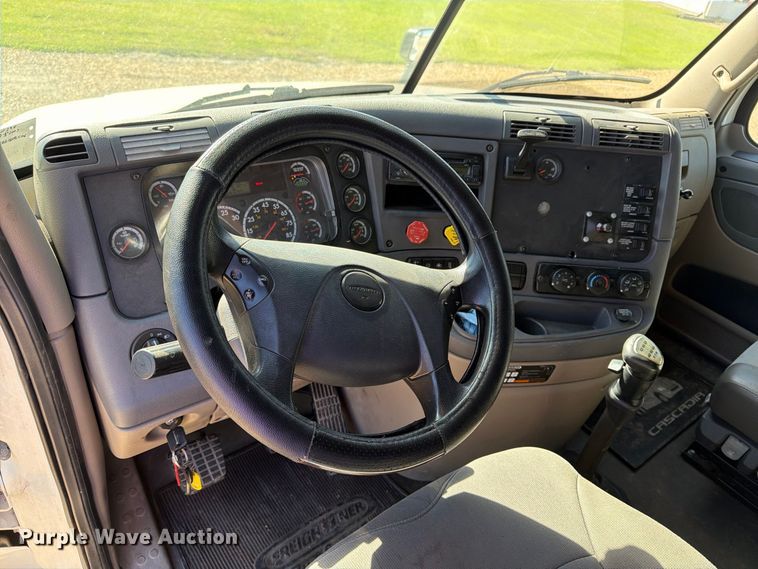 image for item EX1043 2016 Freightliner Cascadia 125 semi truck