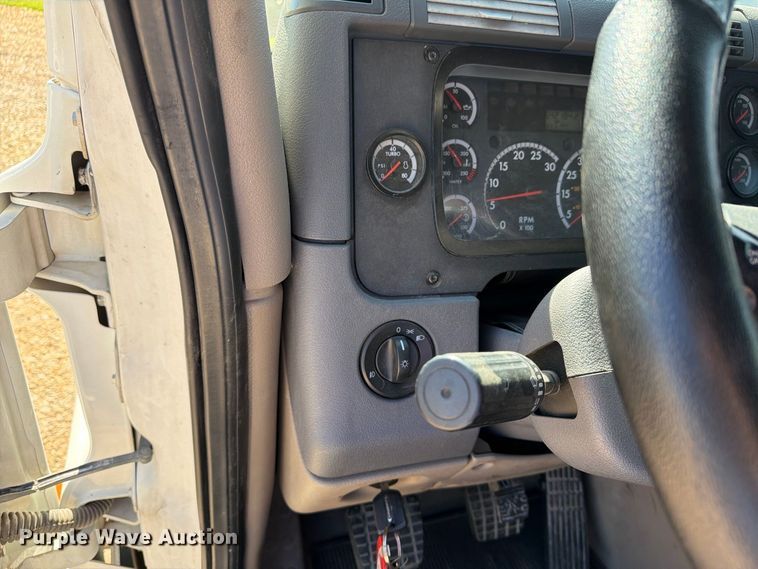 image for item EX1043 2016 Freightliner Cascadia 125 semi truck