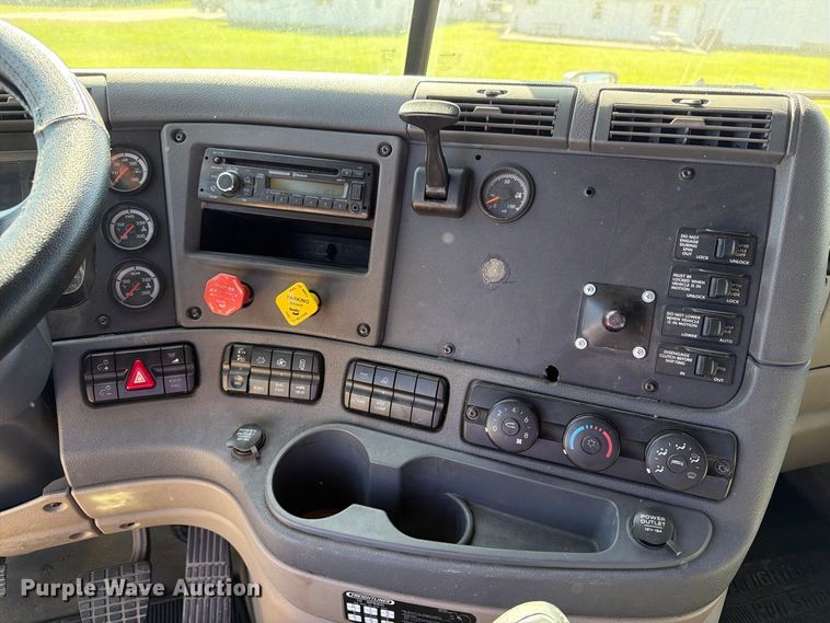image for item EX1043 2016 Freightliner Cascadia 125 semi truck