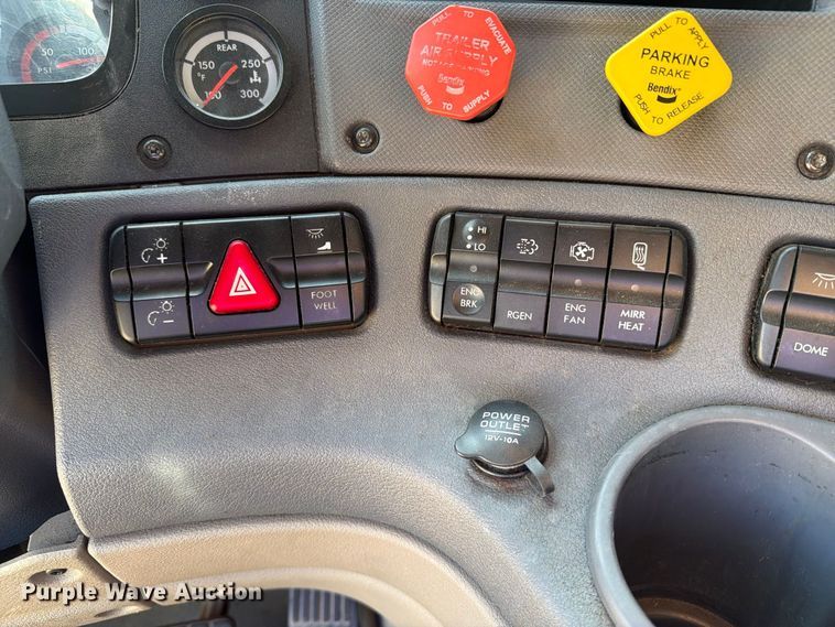 image for item EX1043 2016 Freightliner Cascadia 125 semi truck