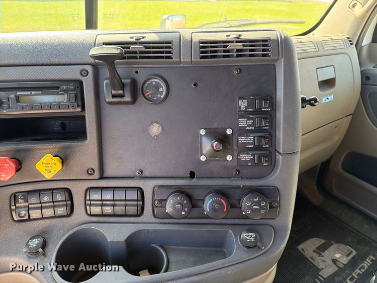 image for item EX1043 2016 Freightliner Cascadia 125 semi truck