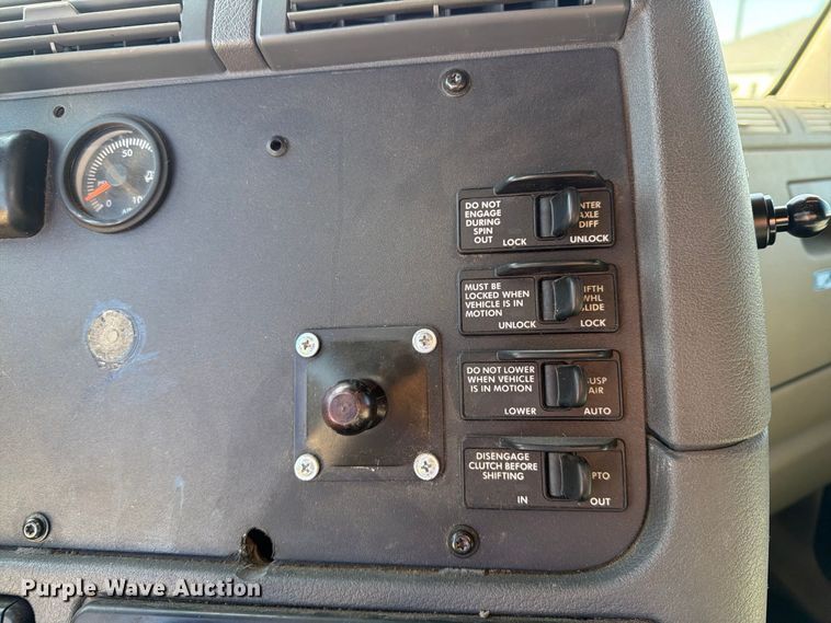 image for item EX1043 2016 Freightliner Cascadia 125 semi truck