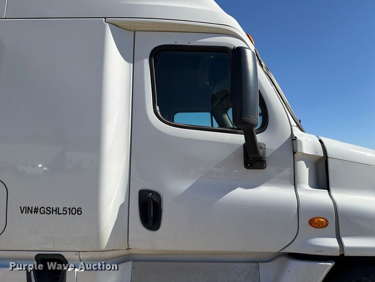 image for item EX1043 2016 Freightliner Cascadia 125 semi truck