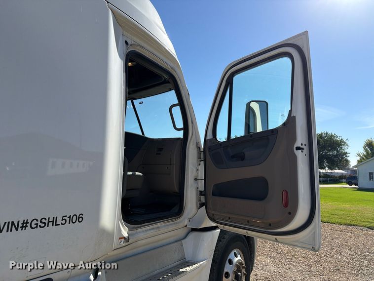 image for item EX1043 2016 Freightliner Cascadia 125 semi truck