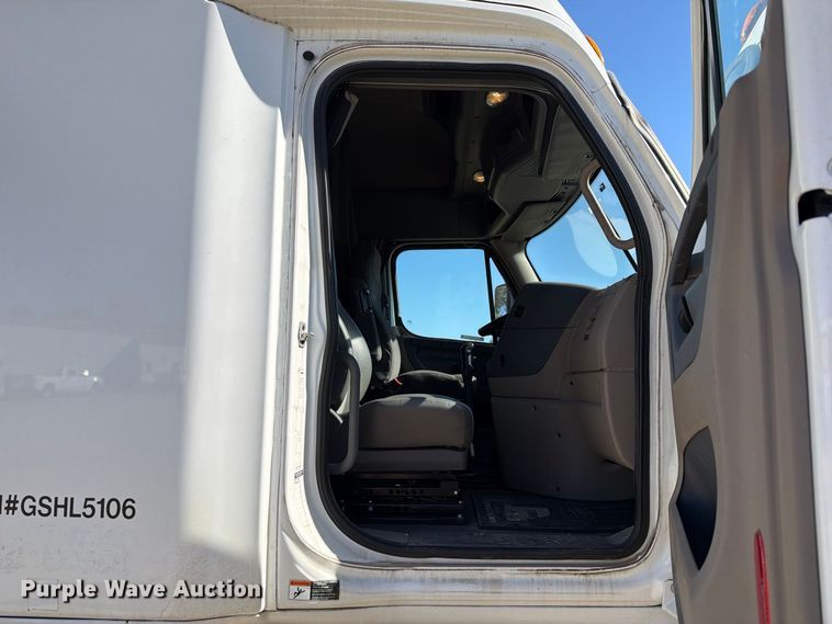 image for item EX1043 2016 Freightliner Cascadia 125 semi truck
