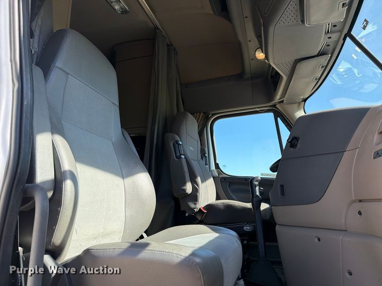 image for item EX1043 2016 Freightliner Cascadia 125 semi truck