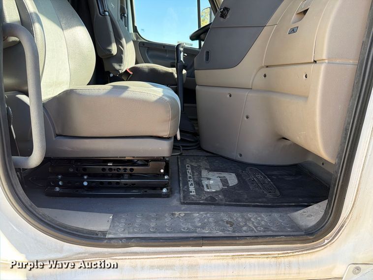 image for item EX1043 2016 Freightliner Cascadia 125 semi truck