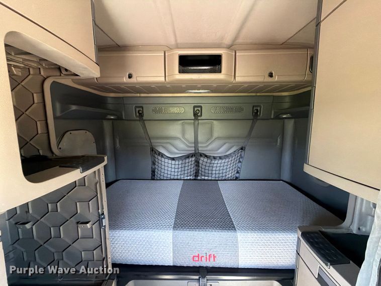 image for item EX1043 2016 Freightliner Cascadia 125 semi truck
